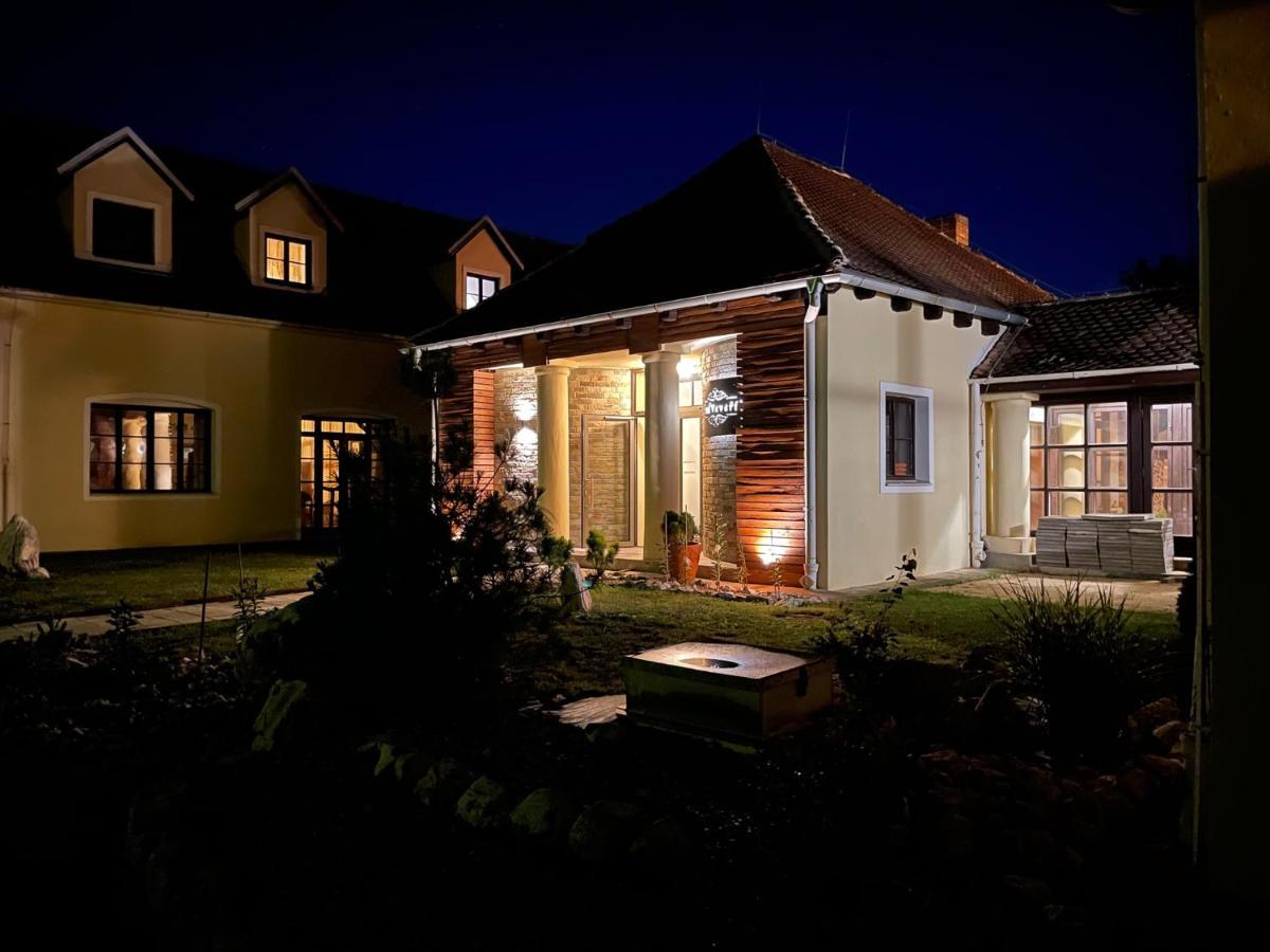 Hotel Veveri Veverska Bityska Экстерьер фото