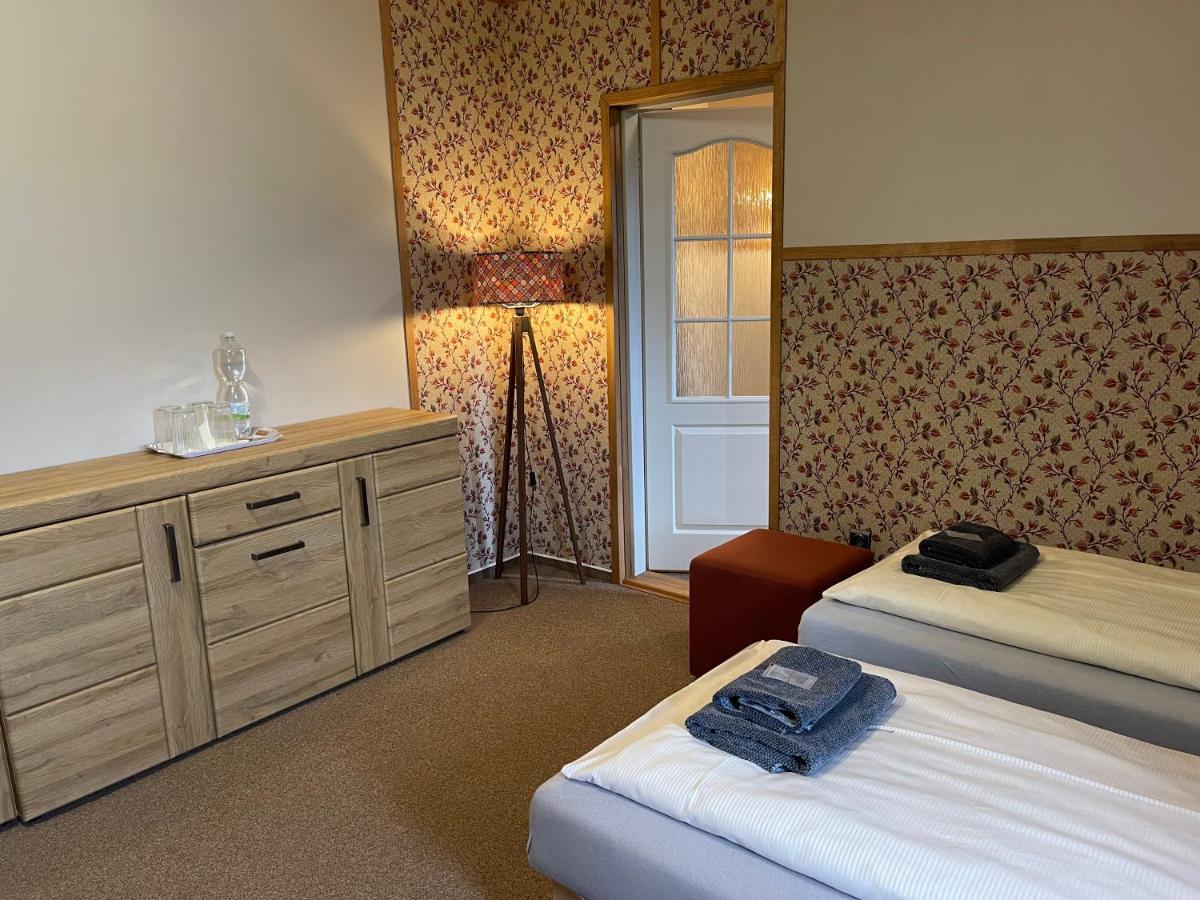 Hotel Veveri Veverska Bityska Экстерьер фото